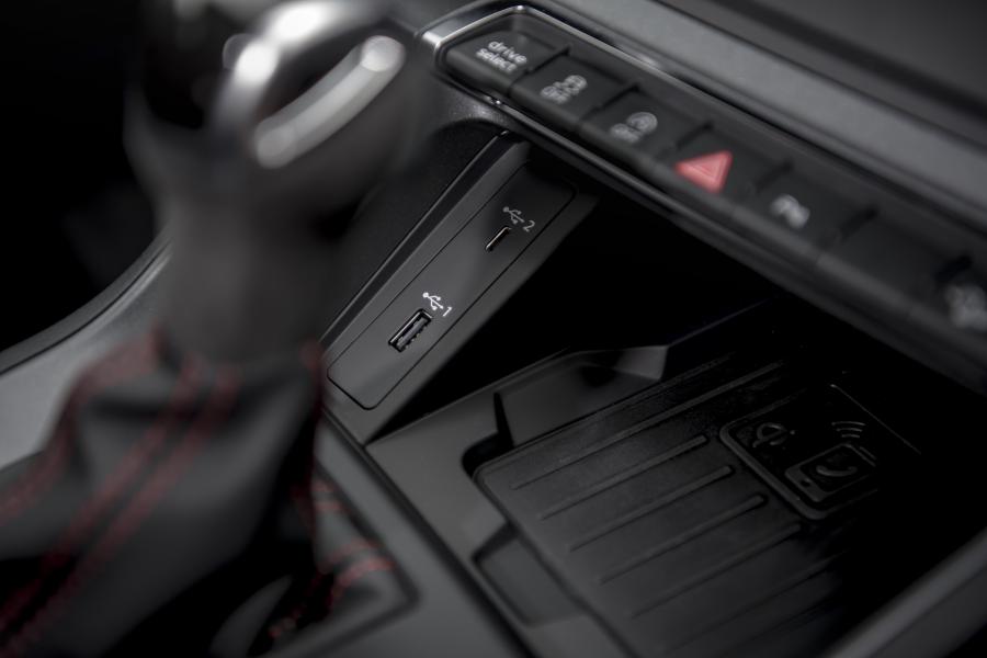 Детали интерьера Audi RS Q3 2019 года  (UK) (фото 59 из 63)